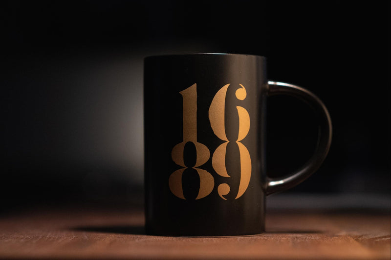 Picture of 1689 Mug on wood table 